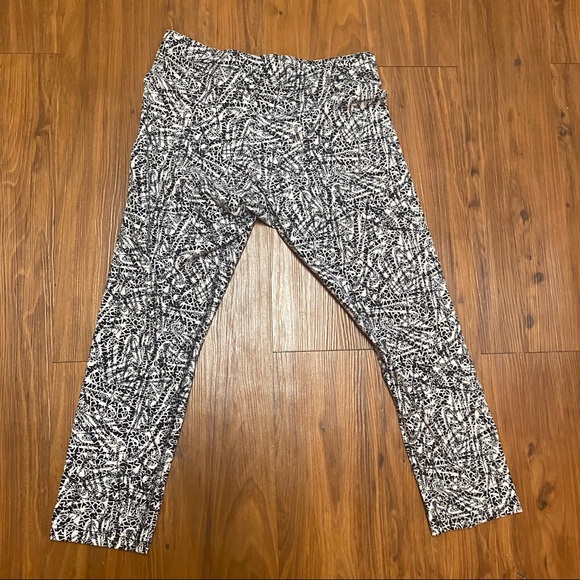 Nike Black and White Patterned Leggings - Picture 7 of 7
